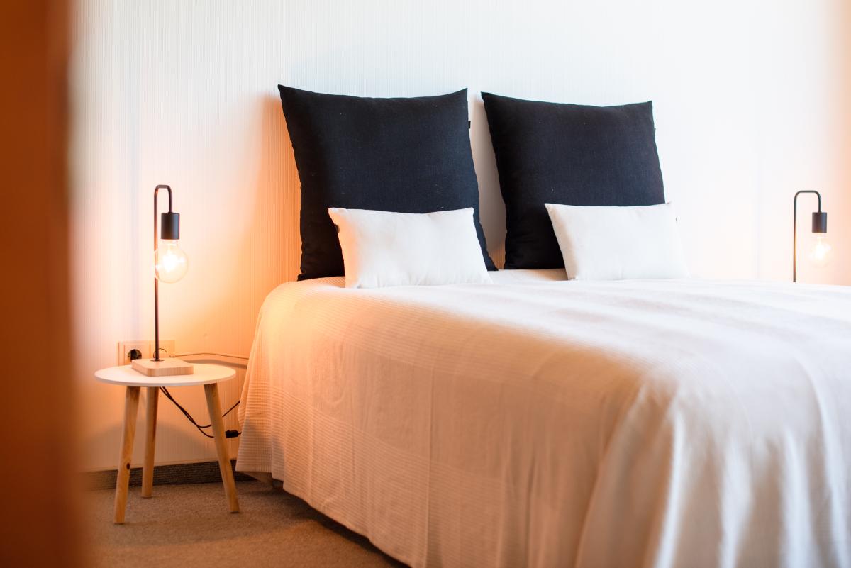 Modern dekoriertes Schlafzimmer nach der Umgestaltung